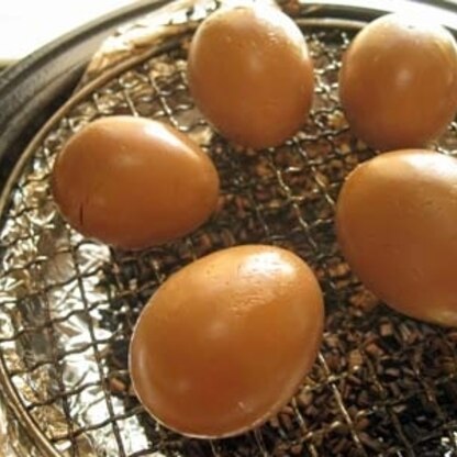 この方法で茹で卵を作ったら本当につるんつるん！！
きれいなくんたまが出来ました＼(^(エ)^)／
今までの汚い茹で卵が恥ずかしい～。
素敵なレシピをありがとう♪